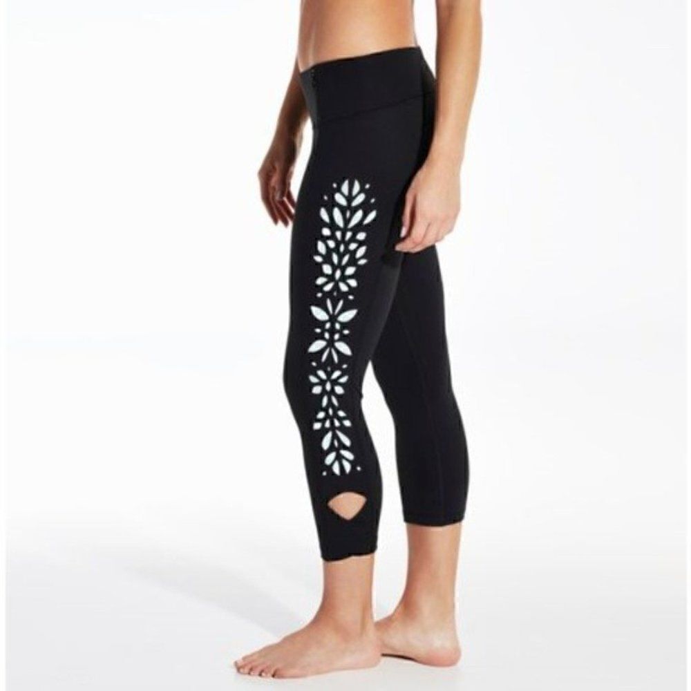 CALIA Laser Cut Capris in Black & Caviar/Mint Size Small